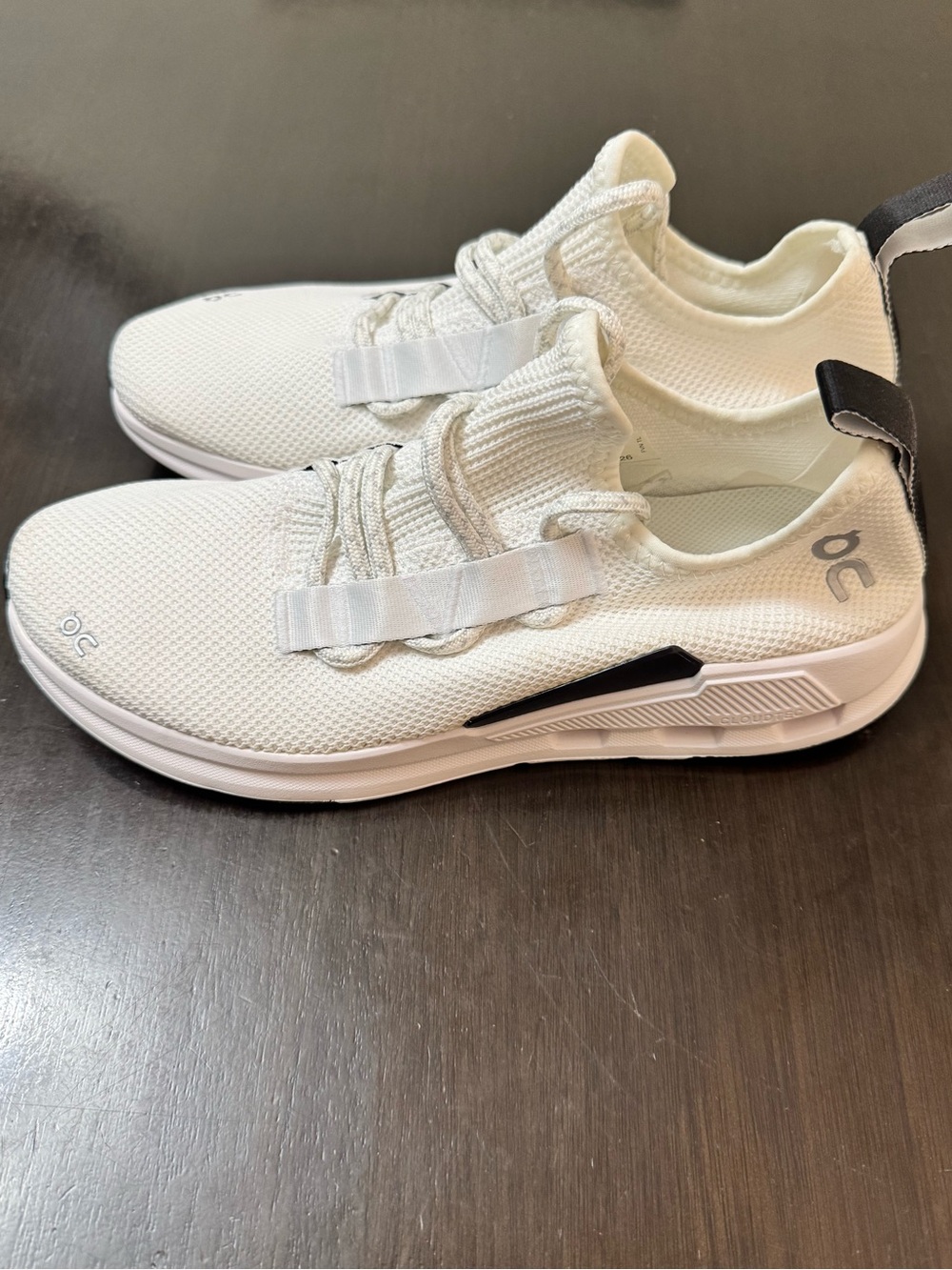 On Running womens cloudeasy white size 9 mens 7
